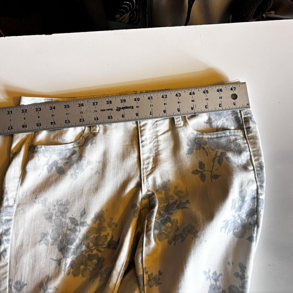 American Eagle white jeans with blue roseso - Picture 10 of 11